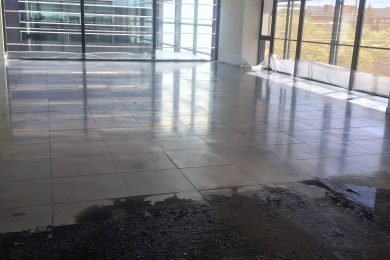 Retirada de moqueta o suelos plásticos y la eliminación de su pegamento